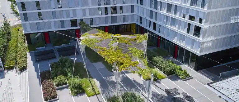 Green Shade Roof in Oerlikon: A Sustainable Urban Solution by Jakob Rope Systems